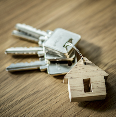 keys and a small wooden house on a keyring